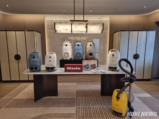 행사장 내부에 전시된 밀레 가드 청소기 신제품 S1(왼쪽에서 세번째부터), M1, L1. 이혜민 기자&nbsp;