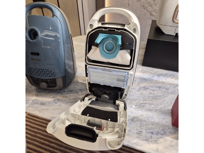 헤파필터와 먼지 봉토가 장착된 가드 청소기 S1. 이혜민 기자.