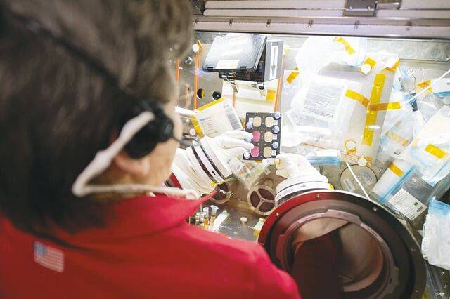 2017년 7월 미 항공우주국 우주비행사가 미세중력 환경에서 약물 효능을 연구하는 모습. NASA 제공