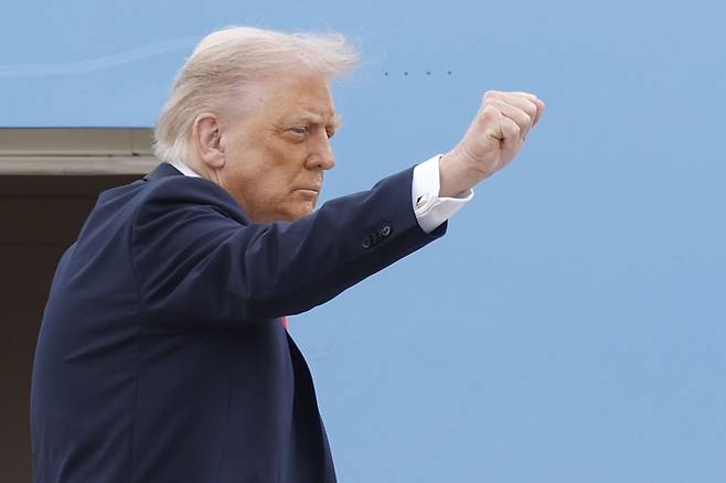 도널드 트럼프 미국 대통령이 16일(현지시간) 영국 방문을 위해 메릴랜드주 앤드루스 합동기지에서 대통령 전용기에 오르며 포즈를 취하고 있다. 연합뉴스