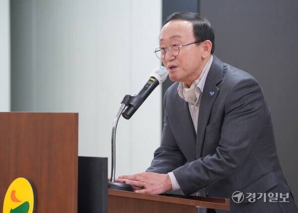 기사의 이해를 돕기 위한 자료 이미지로 직접적 연관은 없습니다. 사진은 지난 3월 연천군 농업기술센터에서 열린 '2025년 외국인 계절근로자 농가대면식'에서 김덕현 연천군수가 인사말을 하고 있는 모습. 경기일보DB