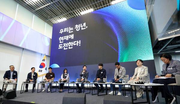 이재명 대통령이 17일 경기도 성남시 스타트업 스퀘어에서 열린 청년 스타트업 상상콘서트에서 참석자들과 토론하고 있다. 연합뉴스