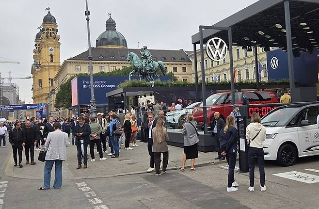 뮌헨 도심 IAA 오픈 스페이스에 자리잡은 폭스바겐 전시장 [사진촬영=최기성 매경 디지털뉴스룸 기자/ 뮌헨 ]