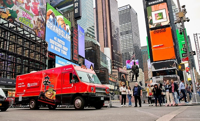 지난해 10월 미국 뉴욕 타임스스퀘어에서 농심이 진행한 ‘신라면 푸드트럭’ 홍보 행사에 시민들이 참여하고 있다. [사진 출처 = 농심]