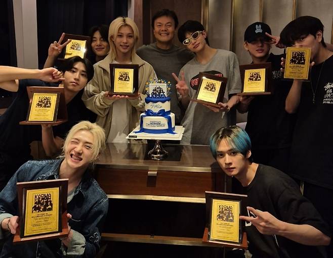 장관급 된 박진영, 스트레이 키즈에 금 160돈 쐈다…세계 신기록 축하