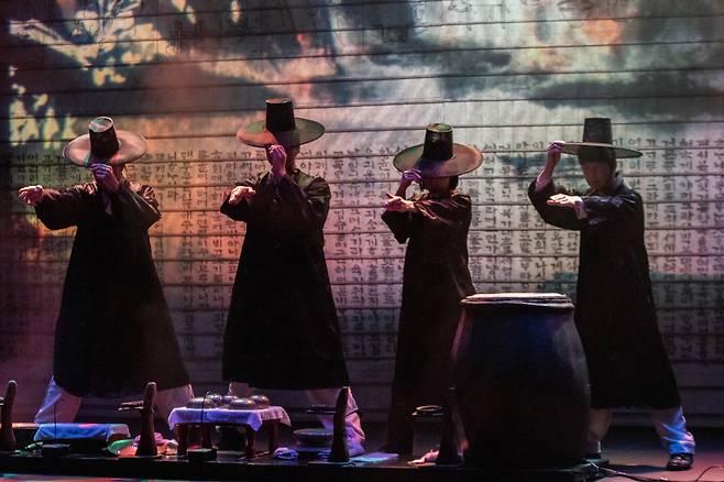 검은 두루마기를 입고 갓을 쓰고 등장하는 것으로 바뀐 '난타' 프롤로그에 외국 관람객들이 열광하고 있다. PMC