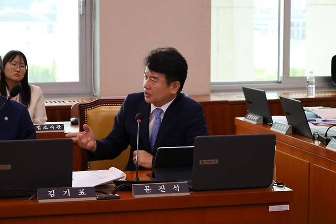 문진석 더불어민주당 의원이 국회 국토교통위원회에서 질의하는 모습. [사진 = 문진석 의원실]
