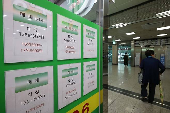 17일 서울 마포구의 한 아파트 단지 상가 부동산에 매물 정보가 붙어 있다. [한주형 기자]