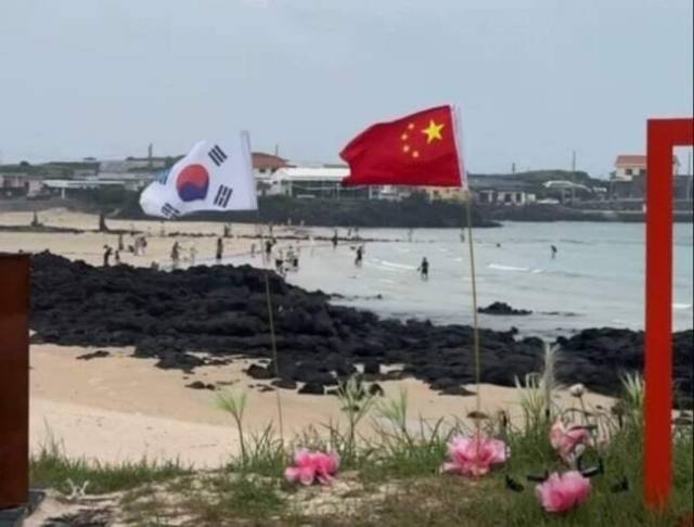 제주 우도면 하고수동해수욕장 해변에서 중국 국기인 오성홍기가 태극기와 나란히 설치됐다가 철거됐다./사진=SNS