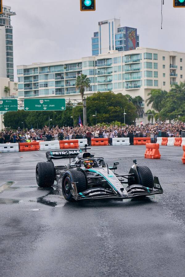 사진5_메르세데스-AMG F1 W13 E 퍼포먼스 푸에르토리코 데모 런 Mercedes-Benz Group AG