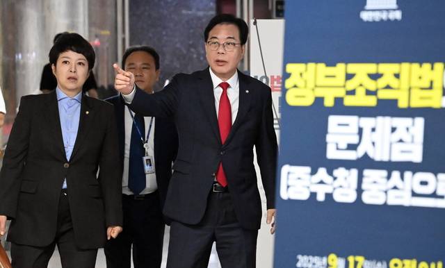 국힘‘정부조직개편 문제점’토론회  : 송언석(오른쪽) 국민의힘 원내대표가 17일 오전 국회에서 열린 정부조직법의 문제점 토론회에 참석하고 있다. 곽성호 기자