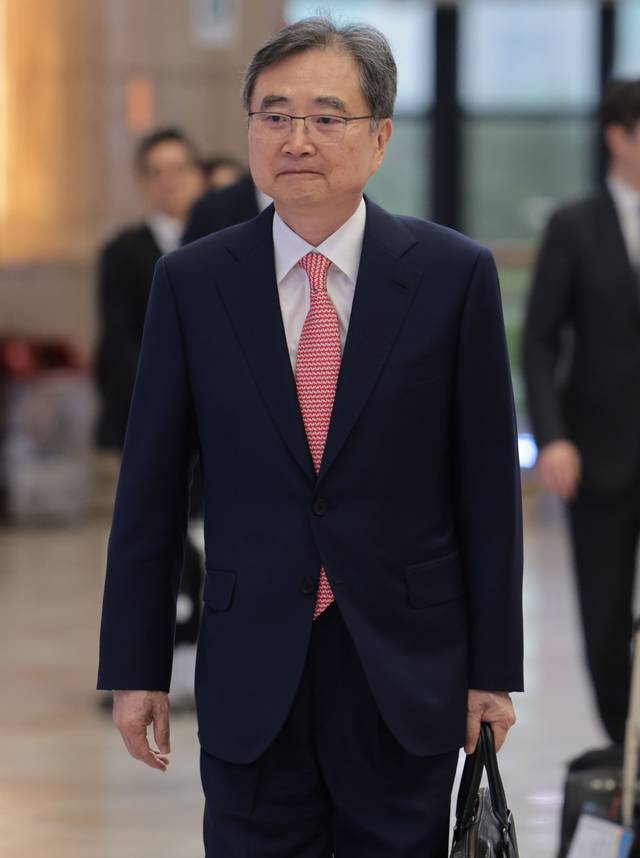 외교장관 ‘첫 방중길’  : 조현 외교부 장관이 17일 오전 서울 강서구 김포국제공항에서 중국 베이징으로 출국하고 있다. 연합뉴스