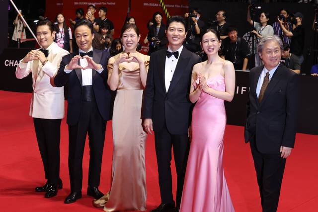 17일 부산 해운대구 영화의전당에서 열린 제30회 부산국제영화제(BIFF) 개막식 레드카펫 행사에 개막작 ‘어쩔수가없다’ 배우들과 감독이 포즈를 취하고 있다. 왼쪽부터 이병헌, 이성민, 염혜란, 박희순, 손예진, 박찬욱 감독. 연합뉴스