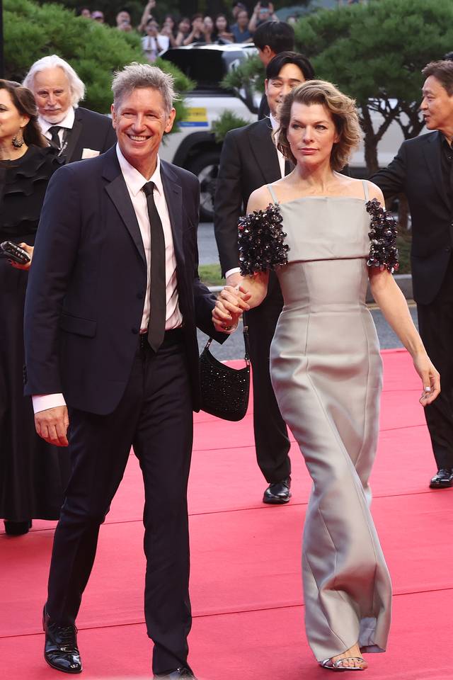 폴 앤더슨 감독과 배우 밀라 요보비치(오른쪽) 부부가 17일 부산 해운대구 영화의전당에서 제30회 부산국제영화제(BIFF) 개막식 포토월에 참석하기 위해 레드카펫을 밟고 있다. 연합뉴스