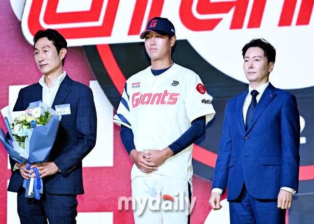 동산고 신동건(가운데)이 17일 오후 서울 잠실 롯데호텔에서 진행된 '2026 KBO 신인 드래프트'에서 1라운드 4순위로 롯데에 지명되고 있다. 이번 드래프트는 전면 드래프트 방식으로 총 11라운드에 걸쳐 진행되며, 총 1,261명의 대상자 중 최대 110명이 KBO 10개 구단의 새 식구로 합류하게 된다. 지명 순서는 2024시즌 최종 순위 역순에 따라 키움 히어로즈를 시작으로 NC 다이노스, 한화 이글스, 롯데 자이언츠, SSG 랜더스, KT 위즈, 두산 베어스, LG 트윈스, 삼성 라이온즈, KIA 타이거즈 순으로 진행된다./잠실 = 송일섭 기자