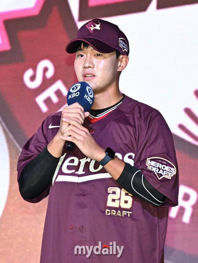 전주고 박한결이 17일 오후 서울 잠실 롯데호텔에서 진행된 '2026 KBO 신인 드래프트'에서 1라운드 10순위로 키움에 지명된 뒤 소감을 말하고 있다. 이번 드래프트는 전면 드래프트 방식으로 총 11라운드에 걸쳐 진행되며, 총 1,261명의 대상자 중 최대 110명이 KBO 10개 구단의 새 식구로 합류하게 된다. 지명 순서는 2024시즌 최종 순위 역순에 따라 키움 히어로즈를 시작으로 NC 다이노스, 한화 이글스, 롯데 자이언츠, SSG 랜더스, KT 위즈, 두산 베어스, LG 트윈스, 삼성 라이온즈, KIA 타이거즈 순으로 진행된다./잠실 = 송일섭 기자