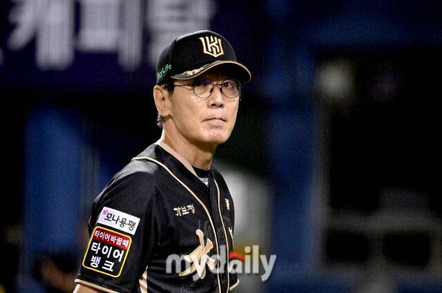 2025년 9월 11일 오후 서울 잠실구장에서 열린 '2025 신한 SOL뱅크 KBO 리그' KT 위즈와 LG 트윈스의 경기. KT 이강철 감독이 8회말 2사 1.2루서 LG 오스틴 타석 때 마운드에 올라 조언한 뒤 내려가고 있다./마이데일리