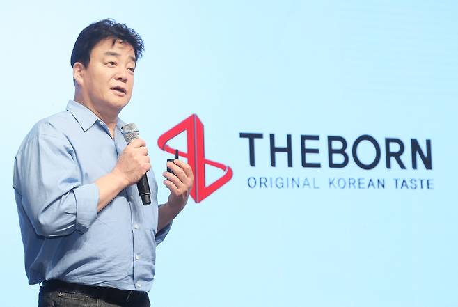 백종원 더본코리아 대표이사가 3일 오전 서울 신라호텔에서 열린 TBK 소스 론칭 시연회에서 글로벌 사업 계획을 발표하고 있다. [더본코리아 제공]