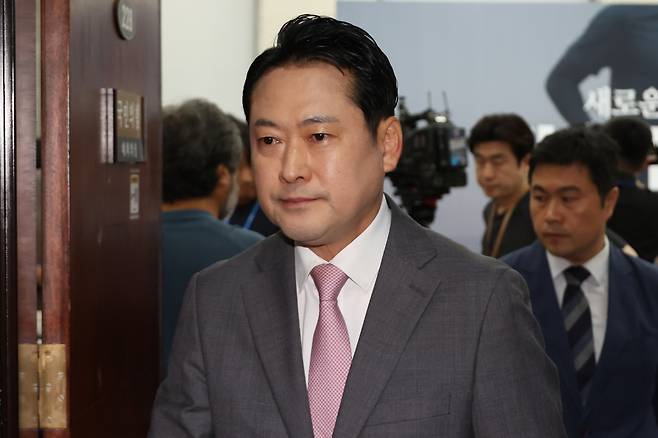 장동혁 국민의힘 대표가 17일 오전 국회에서 권성동 의원 구속 등 현안 관련 기자간담회를 마친 뒤 나가고 있다. [연합]