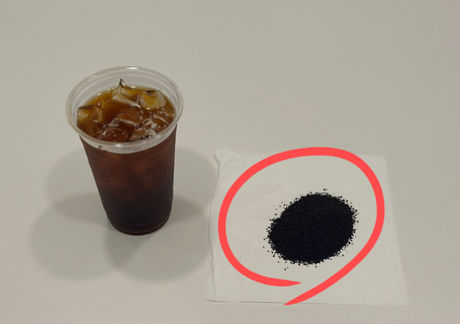 아메리카노 1잔에 사용되는 원두 15g 중 99.8%인 14.97g의 커피박(커피찌꺼기)가 배출된다. [지구하다 제공]