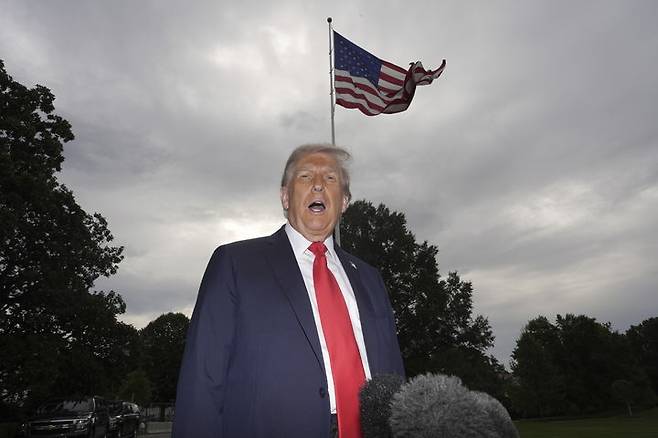 [워싱턴=AP/뉴시스]도널드 트럼프 미국 대통령이 16일(현지 시간) 미 백악관에서 전용헬기 마린원에 탑승하기 앞서 취재진 질문에 답변하고 있다. 2025.09.16.