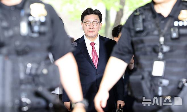 [서울=뉴시스] 최진석 기자 = 전직 통일교 간부에게 불법 정치자금을 수수한 혐의를 받는 권성동 국민의힘 의원이 16일 서울 서초구 서울중앙지법으로 구속 전 피의자 심문(영장실질심사)을 받기 위해 이동하고 있다. 2025.09.16. myjs@newsis.com