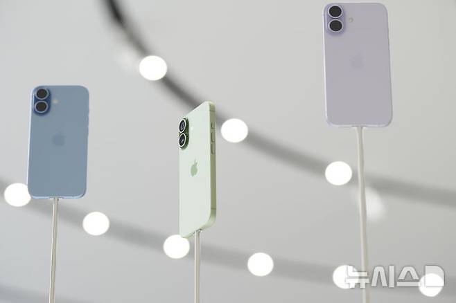 [쿠퍼티노=AP/뉴시스] 9일(현지 시간) 미국 캘리포니아주 쿠퍼티노 애플파크에서 아이폰 17이 공개되고 있다. 2025.09.10.