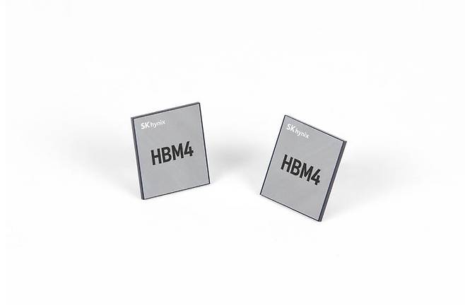 [서울=뉴시스]SK하이닉스가 세계 최초로 최신 고대역폭메모리인 HBM4의 개발을 마무리하고, 양산 체제를 구축했다고 12일 밝혔다. (사진=SK하이닉스 제공) photo@newsis.com *재판매 및 DB 금지