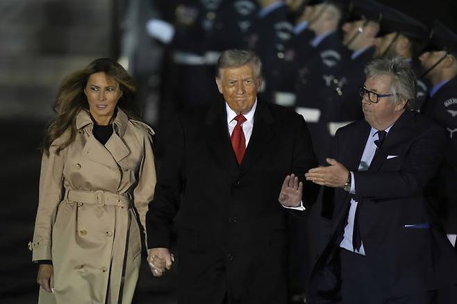 [런던=AP/뉴시스] 도널드 트럼프 미국 대통령과 부인 멜라니아 여사가 16일(현지시간) 영국 런던 근교 스탠스테드 공항에 도착해 왕실 시종관인 후드 자작의 환영을 받고 있다. 2025.09.17.