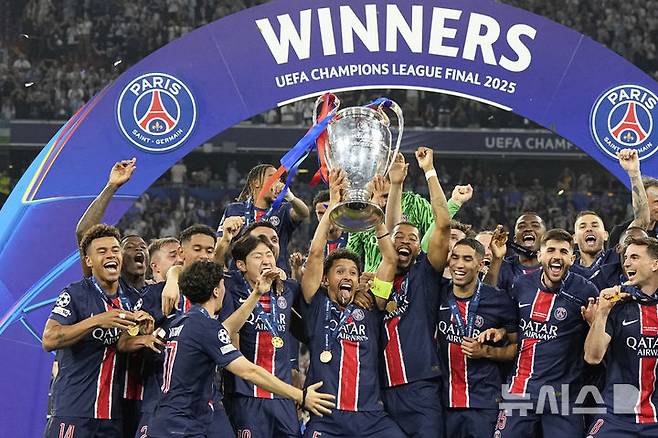 [뮌헨=AP/뉴시스] 프랑스 프로축구 리그앙 파리 생제르맹(PSG)의 이강인과 선수단. 2025.05.31.