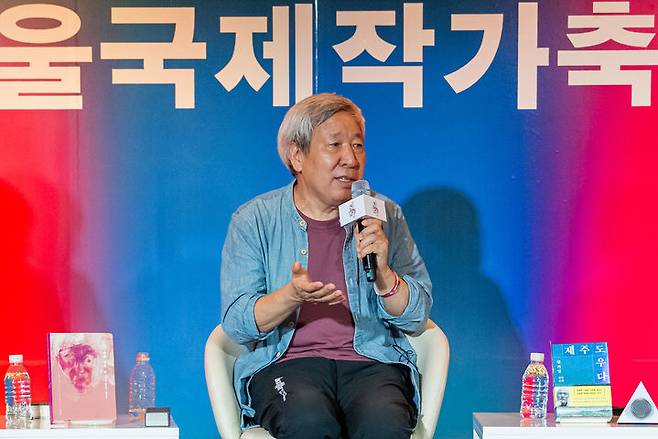 [서울=뉴시스] 지난 12일 서울 종로구 그라운드서울에서 열린 '2025 서울국제작가축제'의 개막대담에서 소설가 옌롄커가 발언하고 있다. (사진=한국문학번역원 제공) 2025.09.17. photo@newsis.com *재판매 및 DB 금지