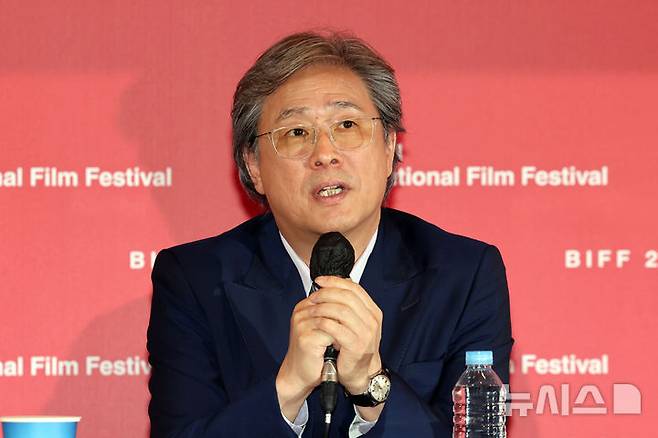 [부산=뉴시스] 박진희 기자 = 제30회 부산국제영화제 개막작 '어쩔수가없다' 감독 박찬욱이 17일 부산 해운대구 영화의전당 중극장에서 기자회견을 하고 있다. 2025.10.17. pak7130@newsis.com