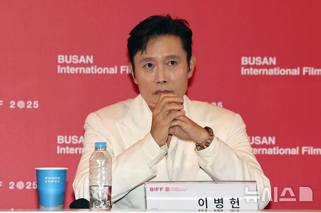[부산=뉴시스] 박진희 기자 = 제30회 부산국제영화제 개막작 '어쩔수가없다' 배우 이병헌이 17일 부산 해운대구 영화의전당 중극장에서 기자회견을 하고 있다. 2025.10.17. pak7130@newsis.com