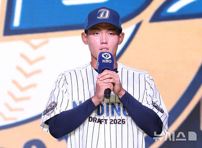 [서울=뉴시스] 황준선 기자 = 17일 오후 서울 송파구 롯데호텔월드에서 열린 2026 KBO 신인 드래프트에서 NC다이노스 1라운드 지명된 유신고 신재인이 소감을 밝히고 있다. 2025.09.17. hwang@newsis.com
