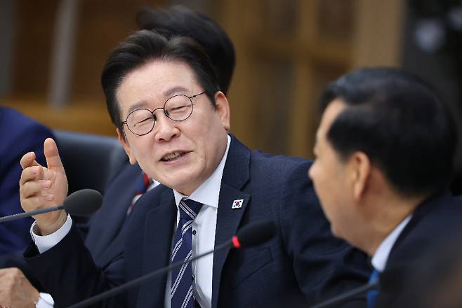 이재명 대통령이 16일 정부세종청사에서 열린 국무회의에서 구윤철 경제부총리 겸 기획재정부 장관과 대화하고 있다. 연합뉴스