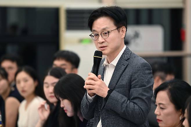 김정관 산업통상자원부 장관이 16일 세종시 장군면 한식당에서 실장급 등 간부와 산업통상자원부 출입기자 60여명이 참석한 가운데 열린 출입기자단 간담회에 참석했다. 산업부 제공