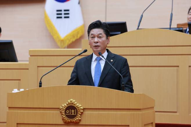 전라남도의회 이철 부의장(더불어민주당·완도 1)은 17일 열린 제393회 임시회 도정질문에서 완도 연륙·연도교 건설 사업의 필요성을 강하게 피력했다. 전남도의회 제공