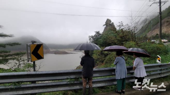 17일 오후 강릉지역에 호우주의보가 내려진 가운데 시간당 30mm의 폭우에도 오봉저수지를 찾은 주민들. 전영래 기자