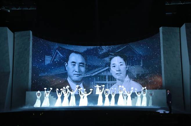 통일교 창시자 문선명(왼쪽) 총재와 한학자 총재(오른쪽)를 신격화 하는 공연 모습. 사진 제공 익명의 제보자