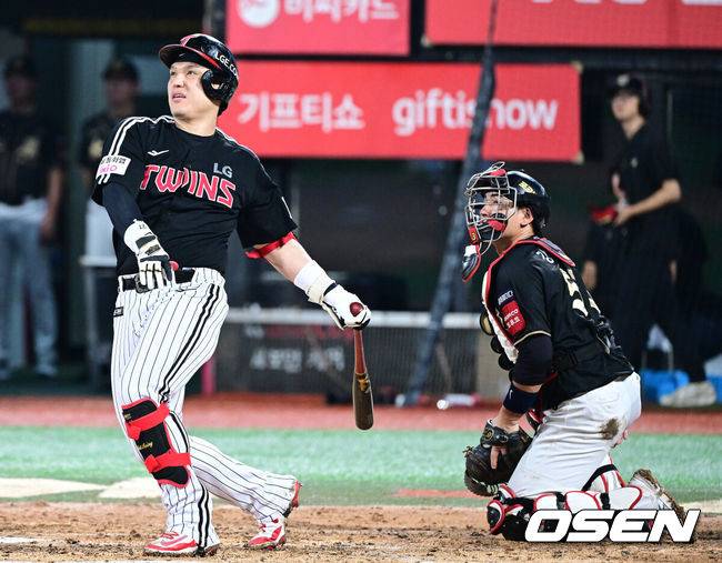 [OSEN=수원, 최규한 기자] 16일 수원 KT위즈파크에서 ‘2025 신한 SOL Bank KBO리그’ KT 위즈와 LG 트윈스의 경기가 열렸다.홈팀 KT는 헤이수스, 방문팀 LG는 손주영을 선발로 내세웠다.6회초 무사 1, 3루 상황 LG 박동원이 달아나는 좌월 스리런포를 날리고 있다. 2025.09.16 / dreamer@osen.co.kr