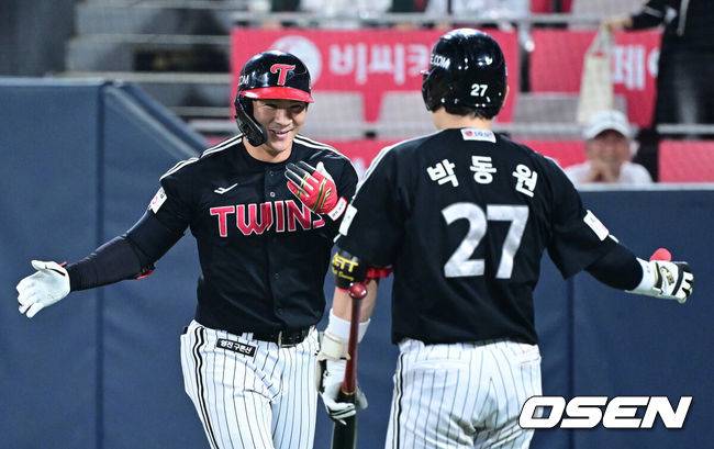 [OSEN=수원, 최규한 기자] 16일 수원 KT위즈파크에서 ‘2025 신한 SOL Bank KBO리그’ KT 위즈와 LG 트윈스의 경기가 열렸다.홈팀 KT는 헤이수스, 방문팀 LG는 손주영을 선발로 내세웠다.9회초 무사 1, 2루 상황 LG 오지환이 달아나는 우월 스리런포를 날리고 홈을 밟은 뒤 박동원과 인사를 나누고 있다. 2025.09.16 / dreamer@osen.co.kr