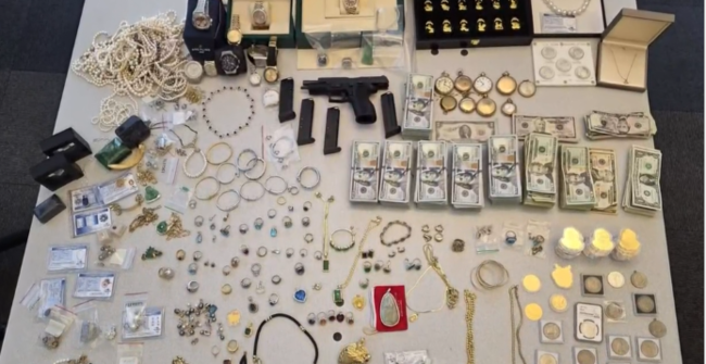 경찰이 용의자의 집에서 압수한 피해품들