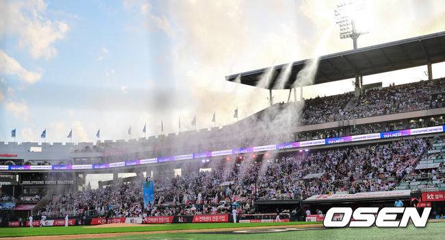 [OSEN=수원, 조은정 기자]20일 오후 수원 KT위즈파크에서 ‘2025 신한 SOL Bank KBO리그’ KT 위즈와 한화 이글스의 경기가 열렸다.홈팀 KT는 소형준, 방문팀 한화는 류현진을 선발로 내세웠다.홈관중석을 향해 물대포가 터지고 있다. 2025.07.20 /cej@osen.co.kr
