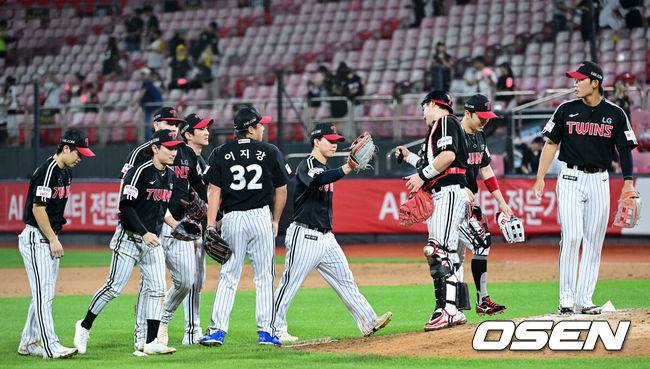 [OSEN=수원, 최규한 기자] 16일 수원 KT위즈파크에서 ‘2025 신한 SOL Bank KBO리그’ KT 위즈와 LG 트윈스의 경기가 열렸다.이날 경기는 혈투 끝에 방문팀 LG가 10-6 승리를 거뒀다.경기를 마치고 승리한 LG 선수들이 인사를 나누고 있다. 2025.09.16 / dreamer@osen.co.kr