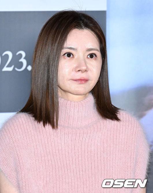 [OSEN=이대선 기자] 17일 오후 서울 용산구 CGV용산아이파크몰에서 영화 ‘독친’ 언론배급 시사회가 열렸다.배우 장서희가 취재진의 질문을 듣고 있다. 2023.10.17 /sunday@osen.co.kr