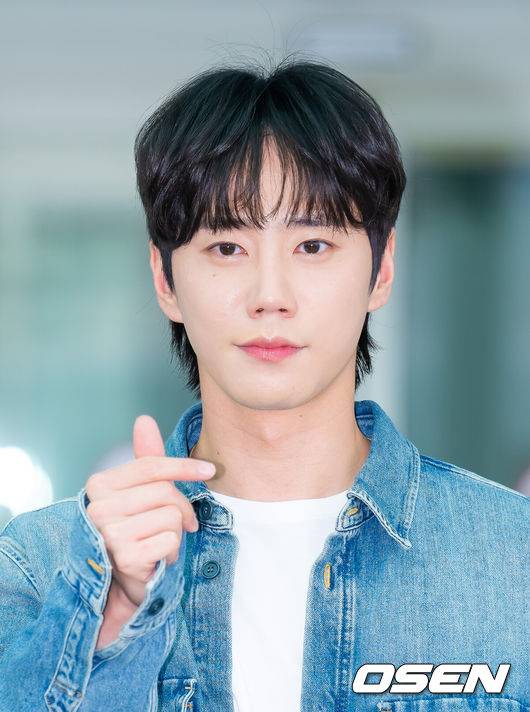 [OSEN=인천공항, 민경훈 기자] 배우 이준영이 12일 오전 인천국제공항을 통해 출국했다.배우 이준영은 2025 코스 가을/겨울 컬렉션 참석차 미국 뉴욕으로 출국했다.이준영이 출국길에 포즈를 취하고 있다. 2025.09.12 / rumi@osen.co.kr