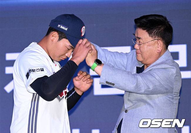 [OSEN=이대선 기자] 17일 오후 7일 오후 서울 롯데호텔 월드에서 ‘2026 KBO 신인 드래프트’가 열렸다.이번 드래프트는 전면 드래프트 방식으로 총 11라운드에 걸쳐 진행된다. 대상자는 총 1천261명으로, 고등학교 졸업 예정자 930명, 대학교 졸업 예정자 216명, 얼리 드래프트 신청자 51명, 해외 아마추어·프로 출신 선수 19명이다. 이 중 최대 110명이 KBO 10개 구단의 부름을 받게 된다.두산에 지명된 마산용마고 김주오가 기념촬영을 하고 있다. 2025.09.17 /sunday@osen.co.kr