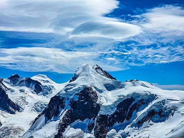 동봉에서 바라본 브라이트호른 주봉. 앞에 솟은 봉우리가 주봉이다.
