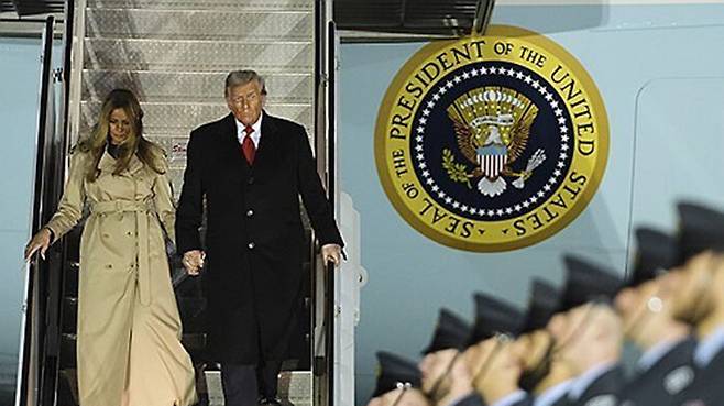 영국 도착해 대통령 전용기에서 내린 트럼프 부부