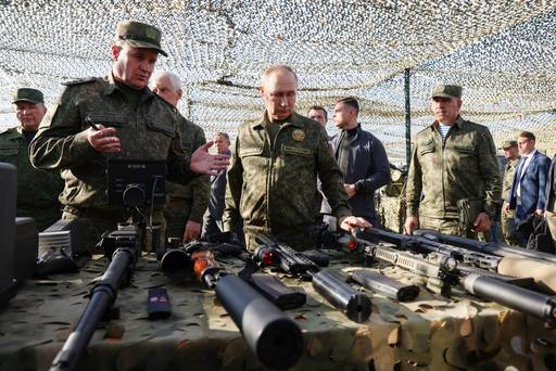 16일(현지시간)&nbsp;러시아·벨라루스 두 나라 군대의 합동 군사 훈련&nbsp;‘자파트 2025’ 현장을 찾은&nbsp;블라디미르 푸틴 러시아 대통령(가운데)이 양국 군인들이 쓰는 무기 등을 살펴보고 있다. 로이터연합뉴스